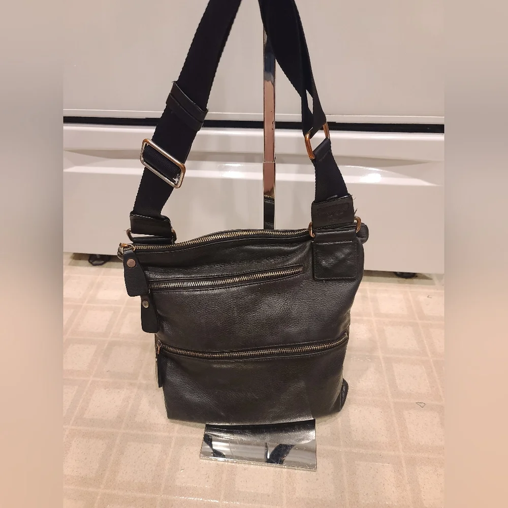 Margot Black Leather Triple Zip Compartment handbag Silver zip Pockets pebbled - Picture 7 of 8